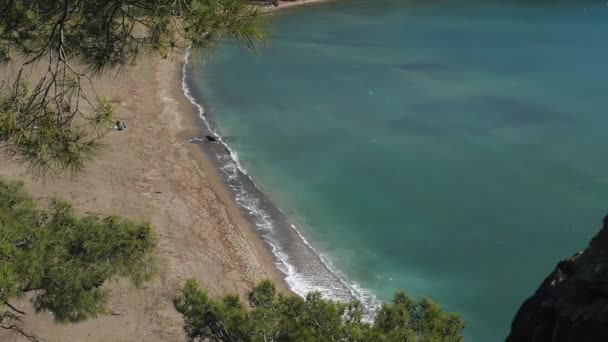 Vista superior desde la colina hasta la playa salvaje de arena — Vídeo de stock