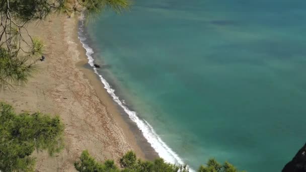 Vista superior da colina para a praia selvagem arenosa — Vídeo de Stock