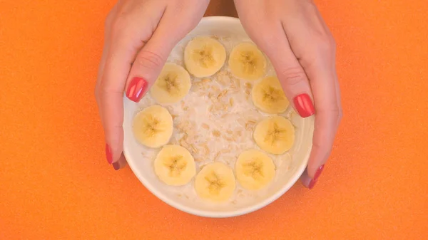 Ceramic bowl with oatmeal porridge with bananas — Stock Photo, Image