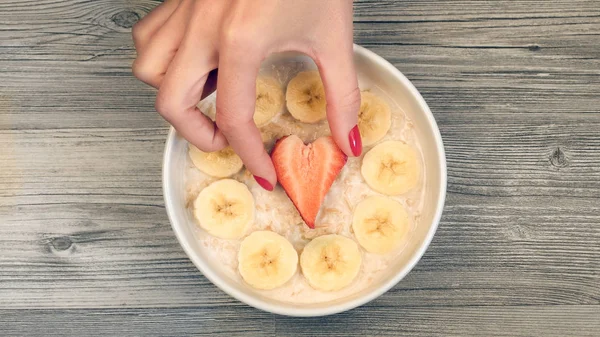 muz ve çilek ile yulaf ezmesi lapası ile seramik kase