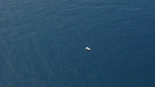 Vista aérea de la sierra de yate solo en agua azul — Vídeo de stock