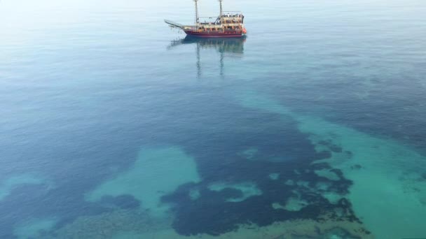 地中海海鸟瞰图中的海盗船 — 图库视频影像