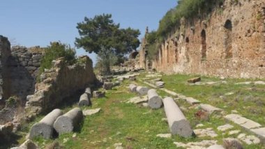Arka planda sakin Akdeniz ile antik kale kalıntıları güzel görünümü.