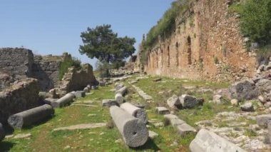 Arka planda sakin Akdeniz ile antik kale kalıntıları güzel görünümü.