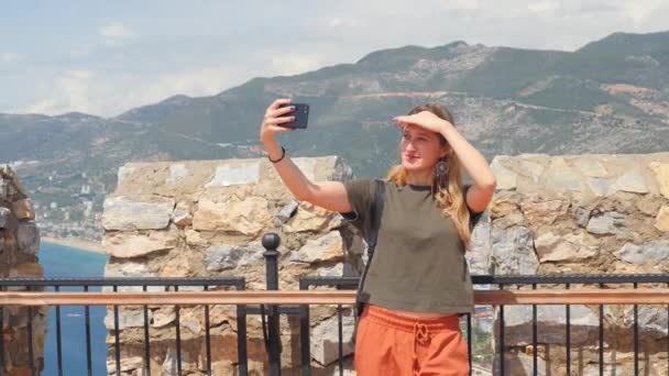 Jonge toeristische vrouw kijken naar ruïnes in Alanya schiereiland, Antalya district, Turkije. Beroemde toeristische bestemming — Stockvideo