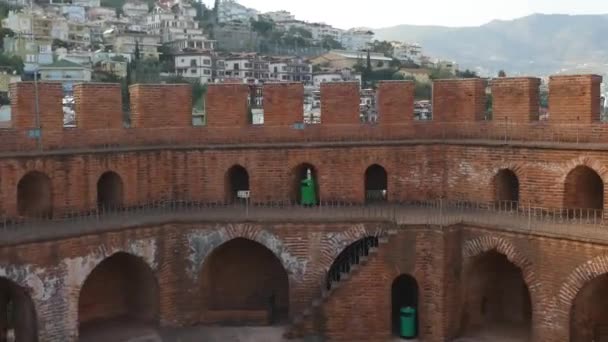 À l'intérieur de la Tour Rouge. Monument de la ville Alanya, Turquie — Video