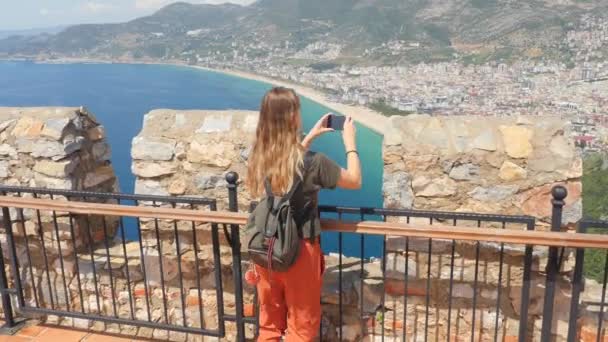 Jovem turista olhar para ruínas na península de Alanya, distrito de Antalya, Turquia. Destino turístico famoso — Vídeo de Stock