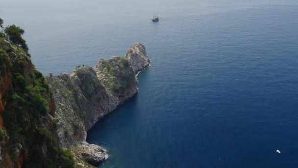 Flygfoto över ensam yacht sailling på azurblå vatten — Stockvideo