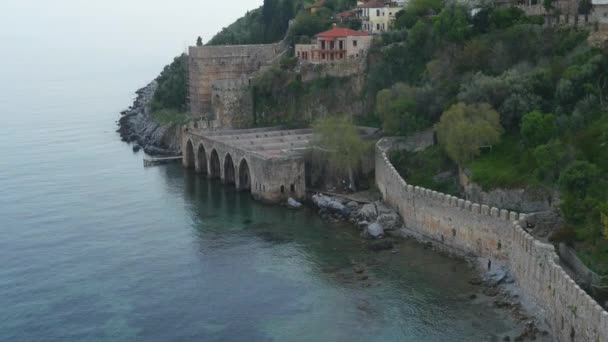 Denize yakın dağın zirvesinde ki antik tarihi kale veya kale kalıntılarının kıyı görünümü — Stok video