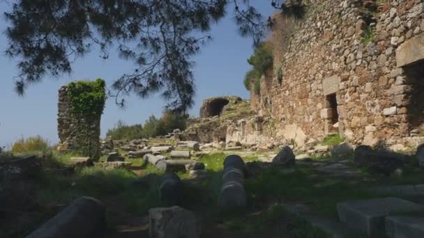 Caminar sobre ruinas del antiguo castillo con el mar Mediterráneo tranquilo en el fondo . — Vídeos de Stock