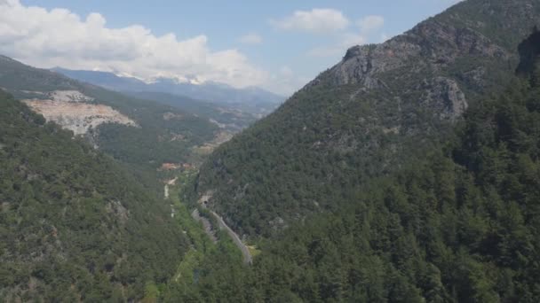 Панорамный вид на зеленый горный хребет — стоковое видео