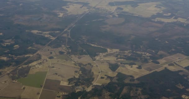 Kilátás a vidéki tájra a repülőgép ablakából — Stock videók