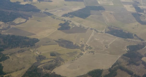 Pohled na krajinnou krajinu z okna letadla — Stock video