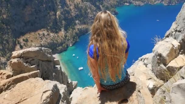 Kvinde rejsende nyder smuk udsigt over The Butterfly Valley fra toppen af bjerget – Stock-video