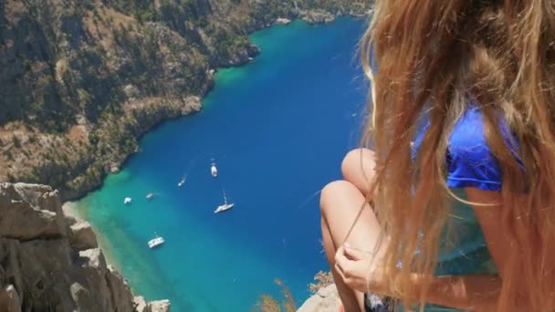 Mulher viajante desfrutando de bela vista do Vale da Borboleta do topo da montanha — Vídeo de Stock