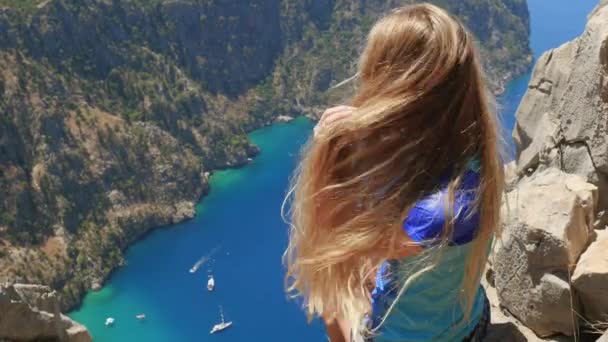 Mulher viajante desfrutando de bela vista do Vale da Borboleta do topo da montanha — Vídeo de Stock