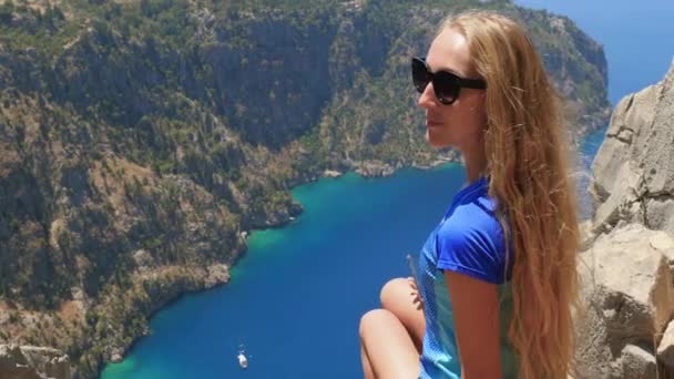 Mujer viajera disfrutando de una hermosa vista de The Butterfly Valley desde la cima de la montaña — Vídeo de stock