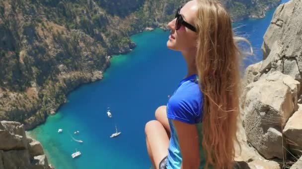 Жінка мандрівника насолоджуючись прекрасним видом на долину метеликів з вершини гори — стокове відео