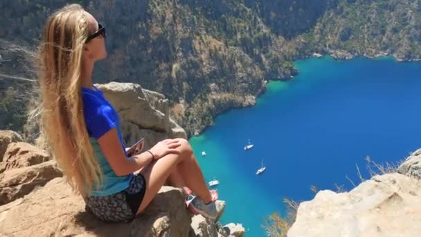 Mujer viajera disfrutando de una hermosa vista de The Butterfly Valley desde la cima de la montaña — Vídeos de Stock