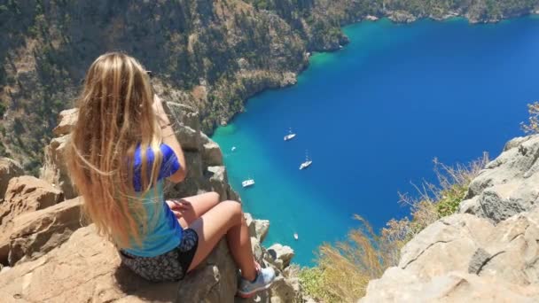 Donna viaggiatore godendo di una splendida vista della Valle delle Farfalle dalla cima della montagna — Video Stock
