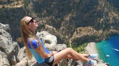 Türkiye'de özgürlük tenli ve Kelebekler Vadisi'nin hırpalanmış manzarasıyla güneş banyosu alan genç kadın