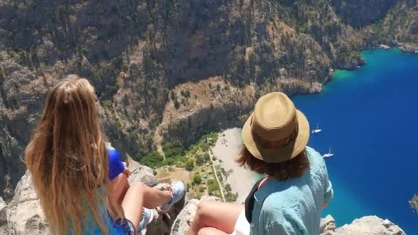 Zwei junge Frauen genießen die schöne Aussicht auf das Schmetterlingstal in Fethiye, Türkei — Stockvideo