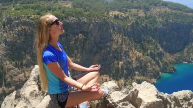 Türkiye'de özgürlük tenli ve Kelebekler Vadisi'nin hırpalanmış manzarasıyla güneş banyosu alan genç kadın