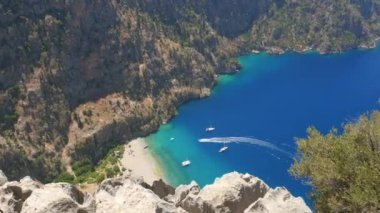 Türkiye'de özgürlük tenli ve Kelebekler Vadisi'nin hırpalanmış manzarasıyla güneş banyosu alan genç kadın