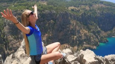 Türkiye'de özgürlük tenli ve Kelebekler Vadisi'nin hırpalanmış manzarasıyla güneş banyosu alan genç kadın