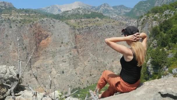 Vrouw reiziger genieten van prachtig uitzicht op de vlindervallei vanaf de top van de berg — Stockvideo