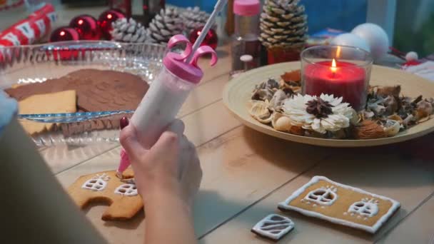 Preparando a massa de farinha de biscoito de inverno, piparkook — Vídeo de Stock