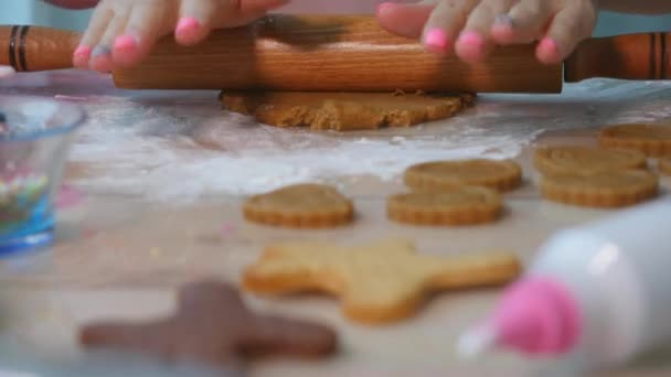 Mujer joven rodando sabrosa masa casera de galletas de Navidad . — Vídeo de stock