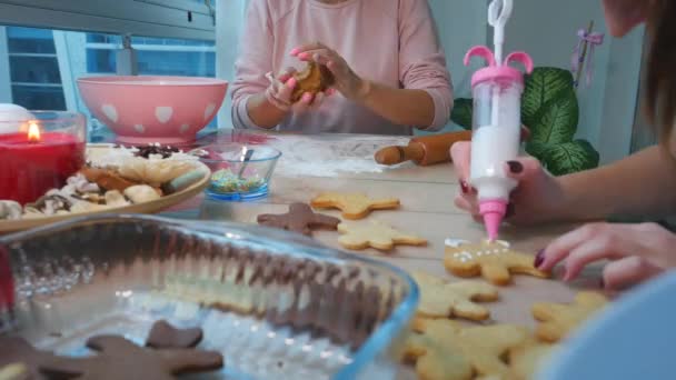 Movimiento rápido de las mujeres jóvenes en la cocina pinta jengibre Navidad pan de jengibre — Vídeo de stock