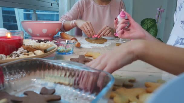 Las mujeres jóvenes en la cocina pinta jengibre Navidad pan de jengibre — Vídeo de stock