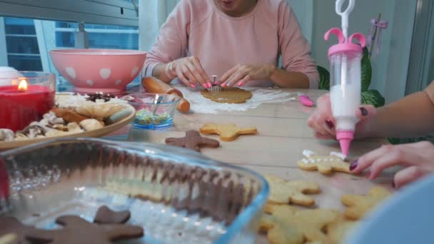 Jovens mulheres na cozinha pinta gengibre pão de gengibre de Natal — Vídeo de Stock