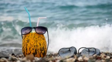 Mermer plajda taze Tay kavun kokteyli