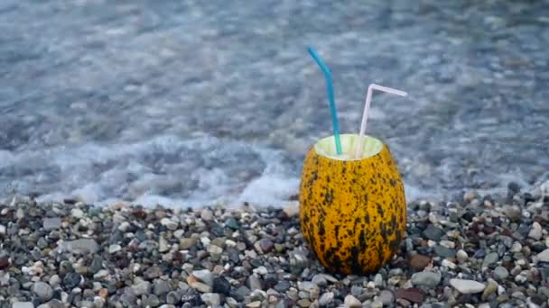 Fräsch thailändsk melon cocktail på marmor stranden — Stockvideo