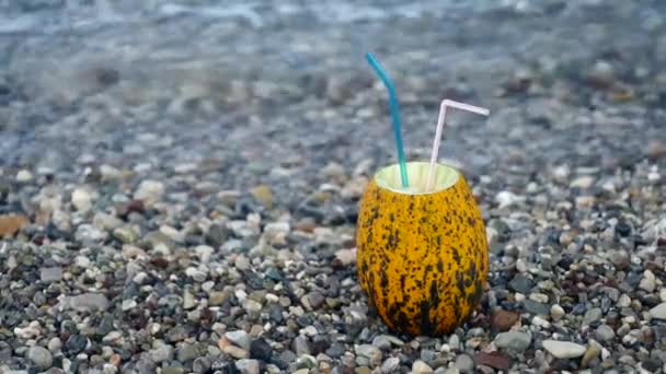 Čerstvý thajský meloun koktejl na mramorové pláži — Stock video