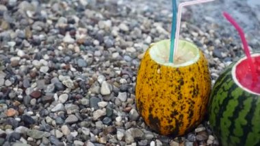 Mermer plajda taze Tay kavun ve karpuz kase kokteyl