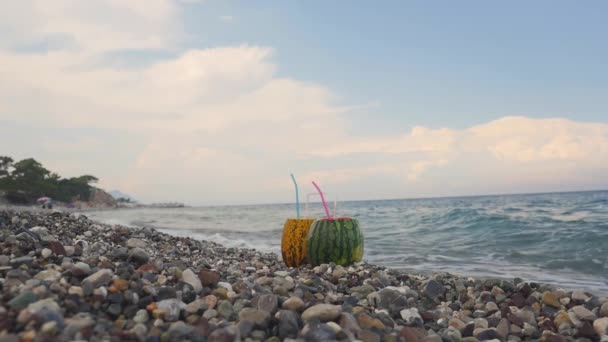 Cocktail aus frischer thailändischer Melone und Wassermelone am Marmorstrand — Stockvideo