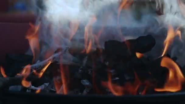 Barbecue au charbon de bois flamboyant dans la cour . — Video