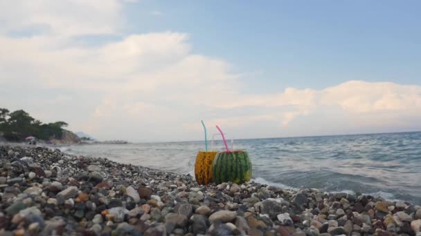 Cocktail aus frischer thailändischer Melone und Wassermelone am Marmorstrand — Stockvideo