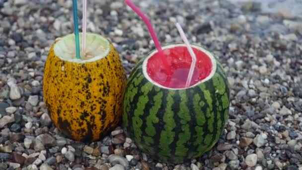 Cocktail de melon et pastèque thaïlandais frais sur la plage de marbre — Video