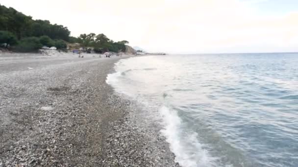 Φρέσκο ταϊλανδέζικο πεπόνι και κοκτέιλ μπολ καρπούζι στην μακριά κενή μαρμάρινη παραλία — Αρχείο Βίντεο
