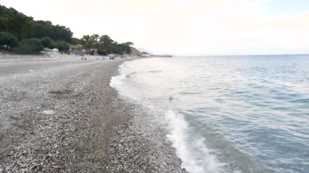 Verse Thaise meloen en watermeloen Bowl cocktail op het lange lege marmeren strand — Stockvideo