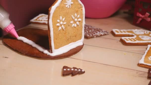 Szybki ruch młodych kobiet budować cookie Gingerbread House — Wideo stockowe