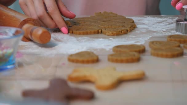 Mujer joven rodando sabrosa masa casera de galletas de Navidad . — Vídeo de stock