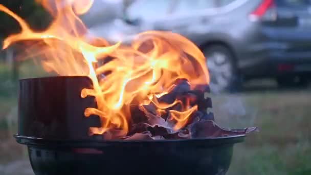 Barbecue au charbon de bois flamboyant dans la cour . — Video