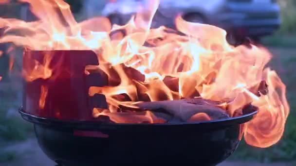 燃える裏庭の炭バーベキューグリル. — ストック動画