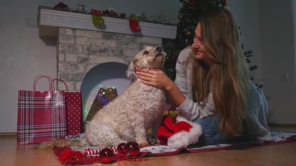 Lächelnde junge attraktive Frau umarmt süße Hundewelpen — Stockvideo